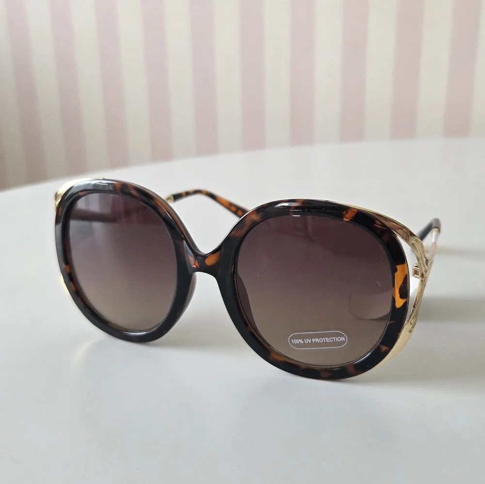 NWT Tortoise Shell Round Oversized‎ Sunglasses with Gold Accents UV400